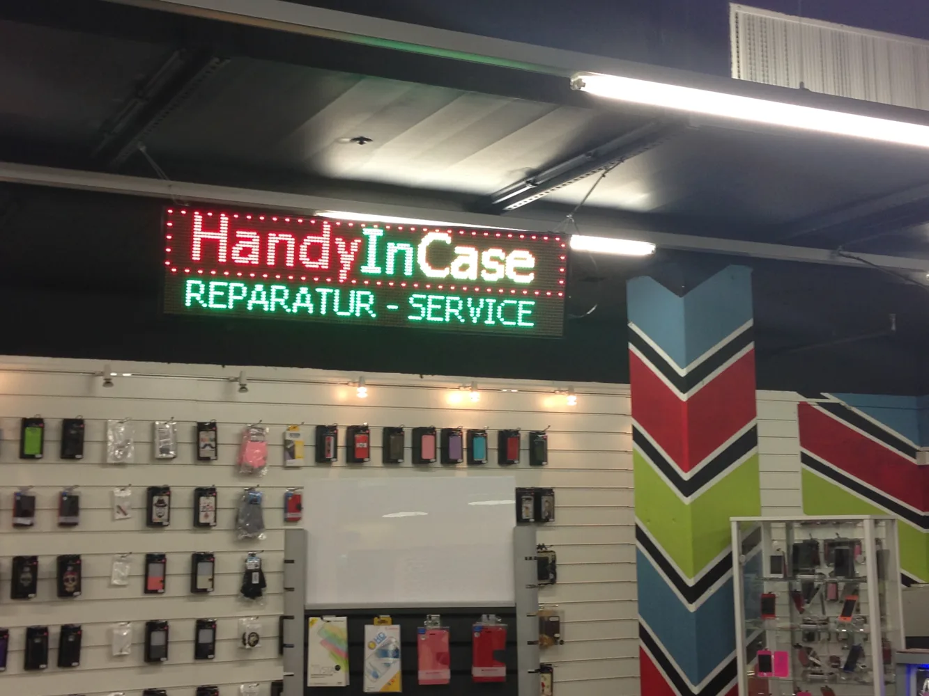 Enseigne LED HandyInCase dans un magasin