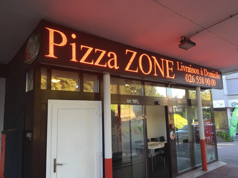 Panneau LED PizzaZone à Fribourg réalisé par EDOLed